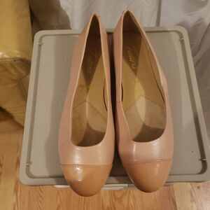TROTTERS Signature cap toe beige ballet flat 
-beige patent cap toe
Size 6.5 W